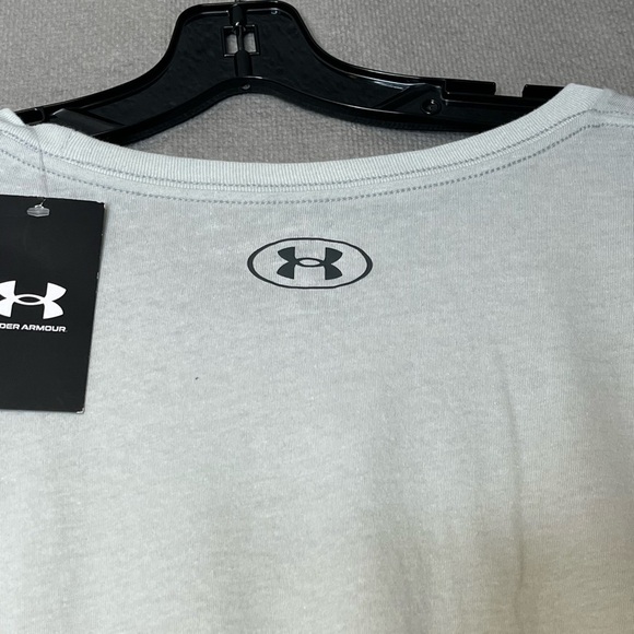 🆕 Men’s XXL Loose Fit Under Armour Basketball Short Sleeve Tee Cream/Black - Picture 4 of 5